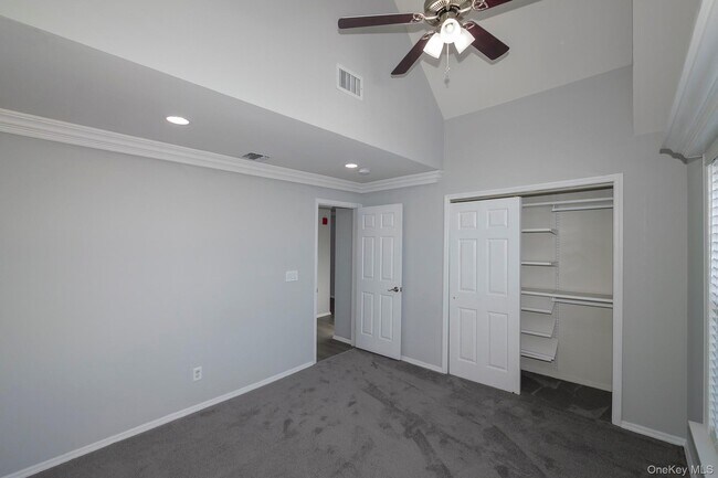 Building Photo - 82 Village Green Dr