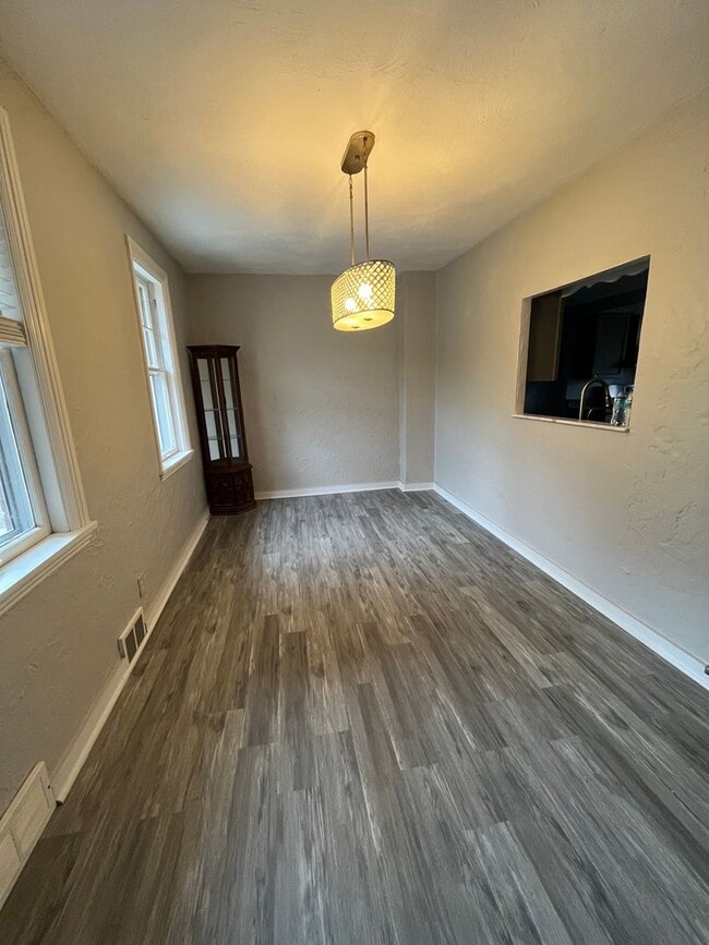 Building Photo - 5 bedroom available in the West Jefferson Hills School district!