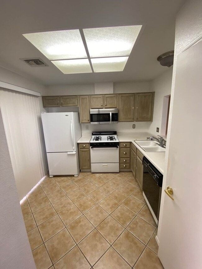 Building Photo - Stylish 2-Bedroom Townhouse in Sun City Summerlin with Resort-Style Amenities