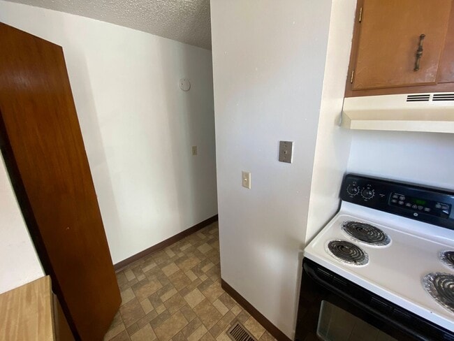 Building Photo - Cozy 3 Bedroom 1 Bath Home with Large Yard & 1 Car Attached Garage