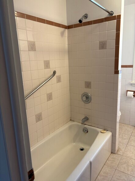 2nd Floor Bathroom - 60 Leaman Rd