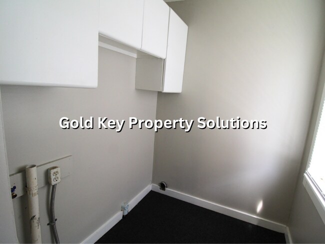 Building Photo - 3 Bed 1 Bath Home For Rent W/ Fenced Yard