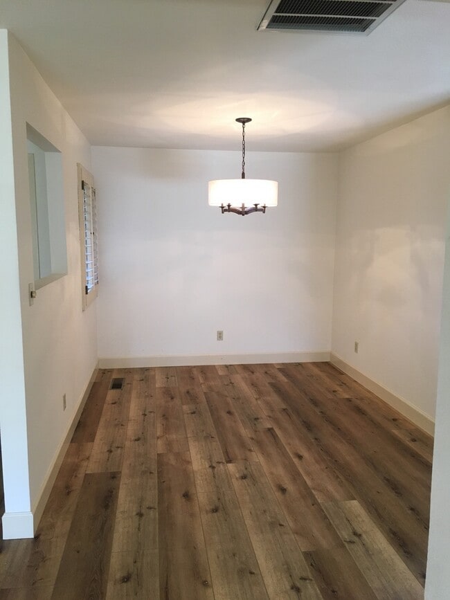 Building Photo - Beautiful 3 Bedroom 2 Bath in Great Neighb...