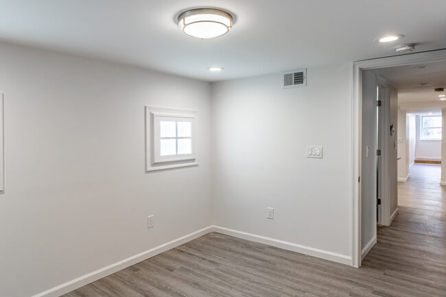 Building Photo - 916 Highview St