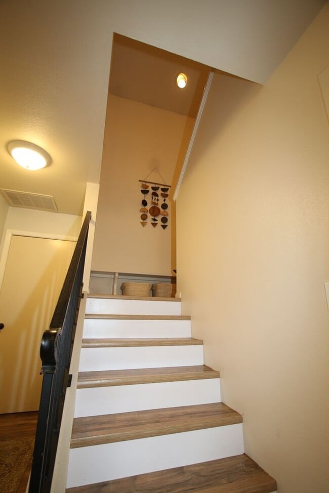 Building Photo - 3 Bedroom Townhouse!