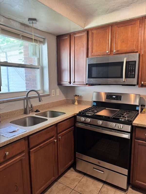 Building Photo - 3770 Brewster St