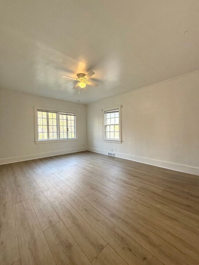 Building Photo - Charming Three Bedroom! Available Now!