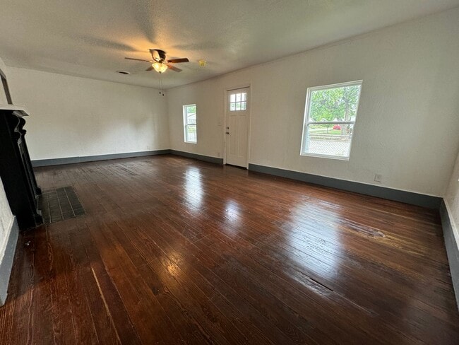 Building Photo - Cute 2 bedroom 2 bathroom home!