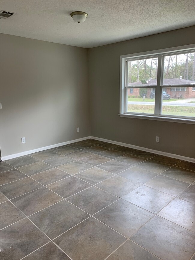Building Photo - *NEWLY REMODELED*