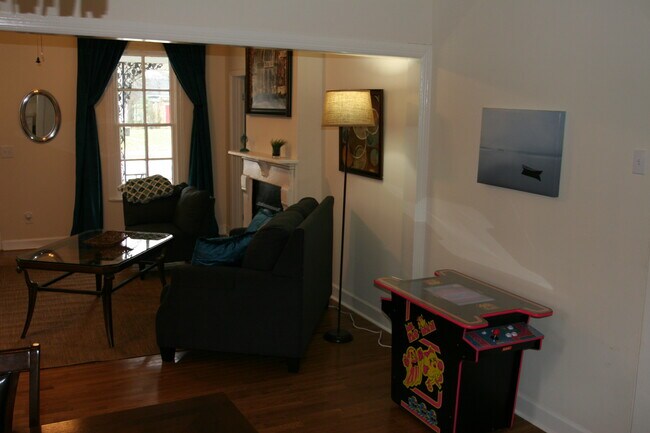 Building Photo - 705 Stevens Ave NE