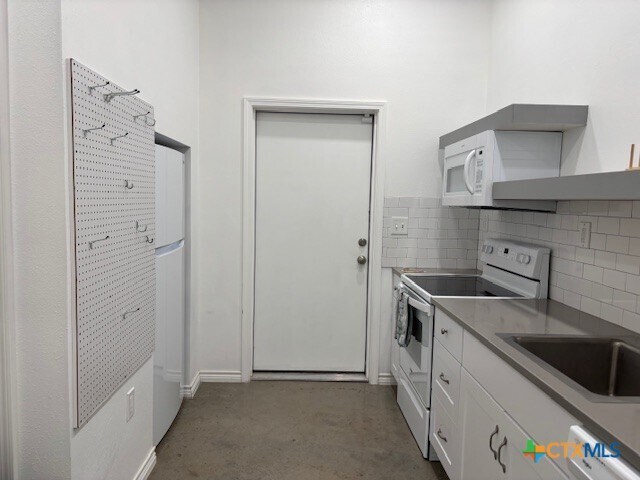 Building Photo - 17307 Old 81