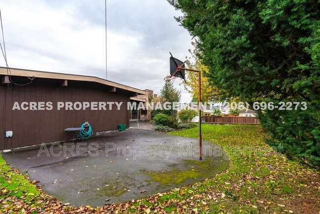 Building Photo - 7617 S Lakeridge Dr