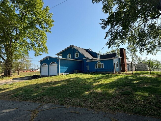 Building Photo - Newly Renovated Stunning Home