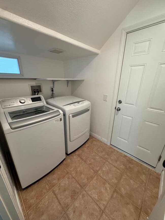 Building Photo - Comfort and Community in Thousand Oaks