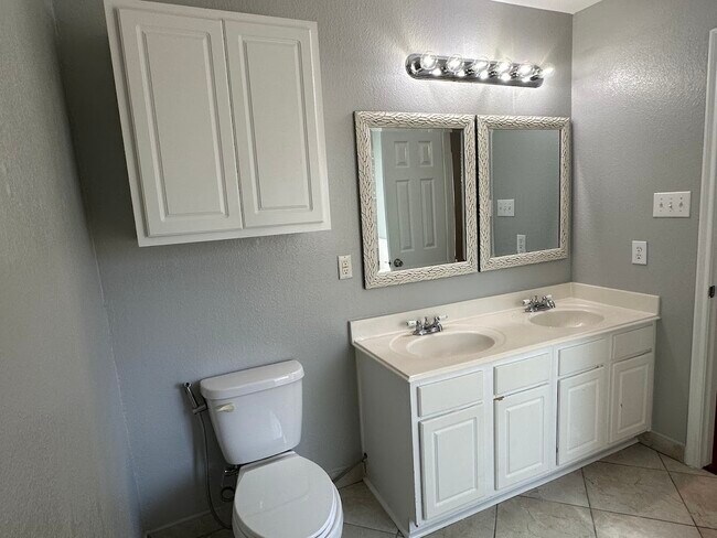 Building Photo - 15103 Possumwood Dr