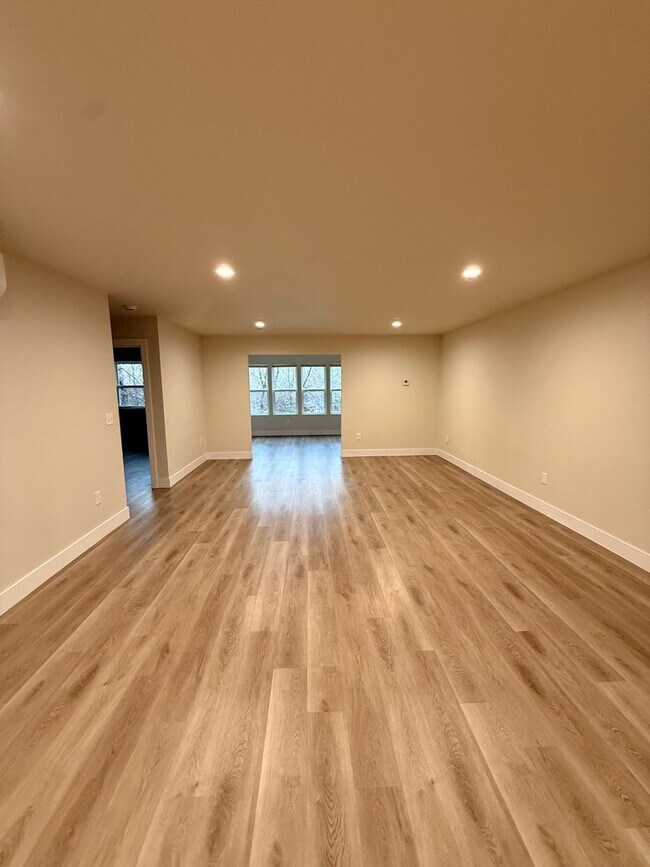 Building Photo - 2 Bedroom Duplex