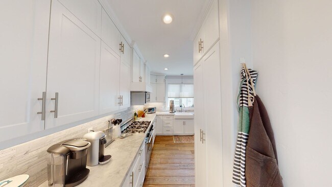 Building Photo - 3bed/3.5 Bath School Year Rental