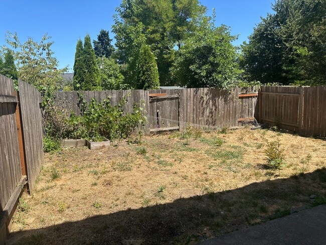 Building Photo - Freshly updated 3 bedroom 2 bathroom duple...