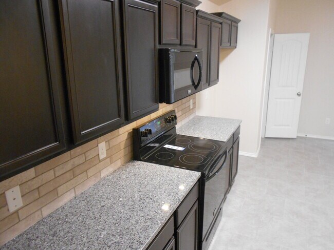 Building Photo - 6 or 12 month lease! Half off first full m...