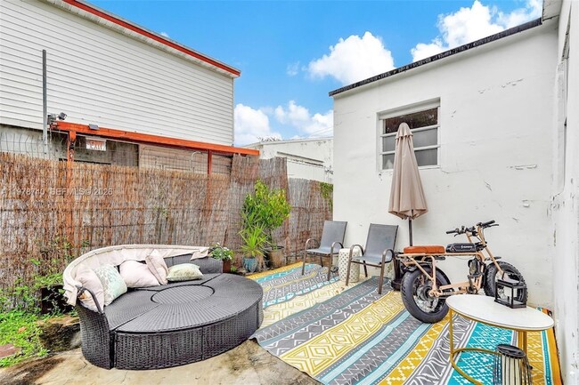 Building Photo - 274 NW 43rd St