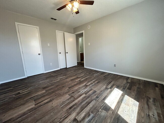 Building Photo - 9603 Elmwood Ave