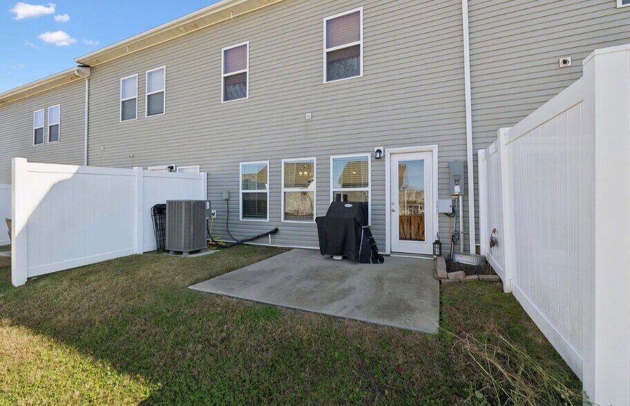 Building Photo - 2605 Sherman Way