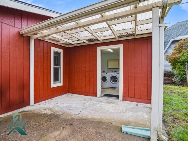 Building Photo - 315 SE Park Ave