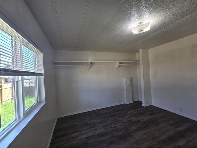 Building Photo - 2097 Castle Ave