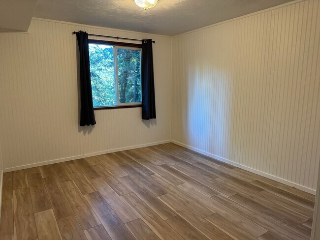 Building Photo - 3 bedroom 2 bathroom duplex in South Eugene!