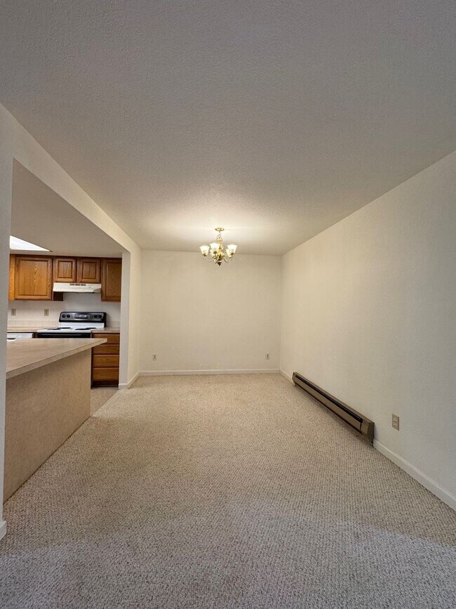 Building Photo - Cozy 2 Bed 1 Bath Condo, Wensley Court Factoria Bellevue