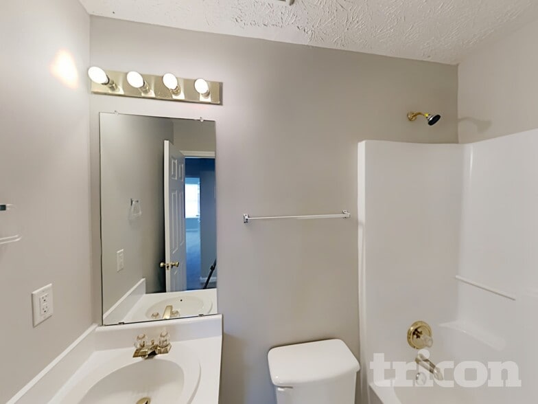 Building Photo - 936 Edgewood Ln