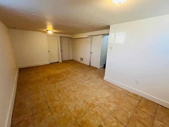 Building Photo - 4 bed, 3 bathroom Home