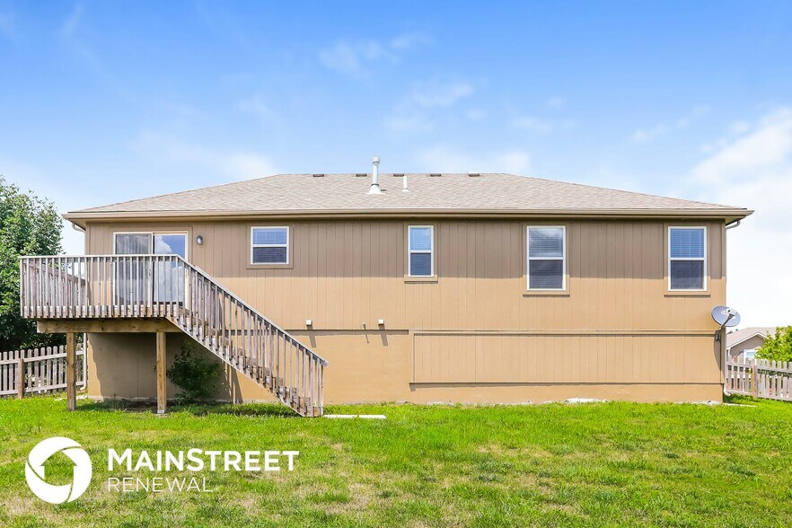 Building Photo - 300 Golfview Dr