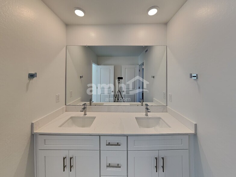 Building Photo - 20177 W Thomas Rd