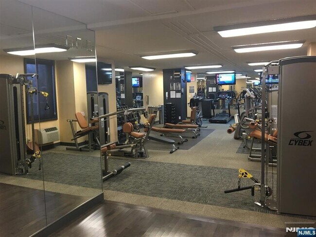 Building Photo - 160 Overlook Ave