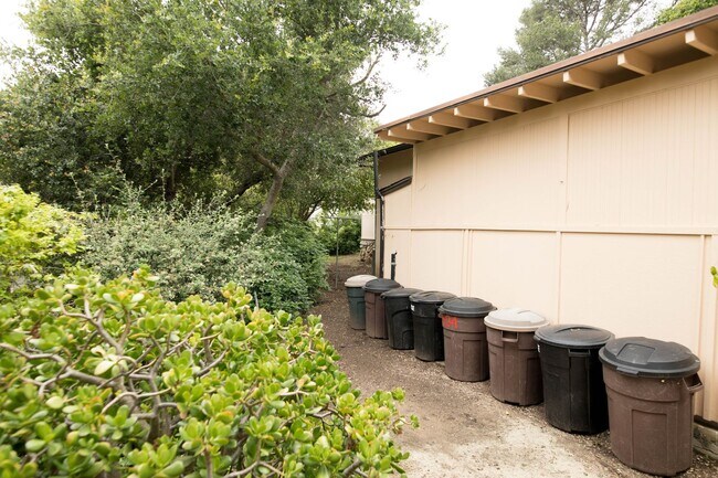 Building Photo - 3 Bedroom 2 Bathroom Home in Mission Canyon