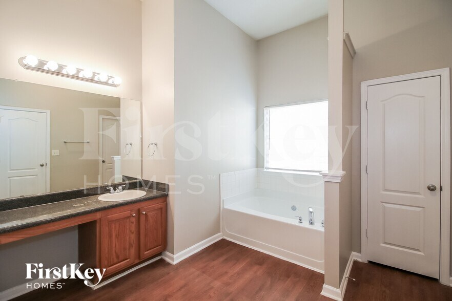 Building Photo - 7424 Garnet Dr