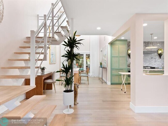 Building Photo - 325 Poinciana Dr