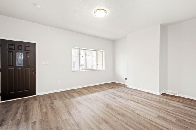 Building Photo - Stunning 4 bedroom in McKees Rocks availab...