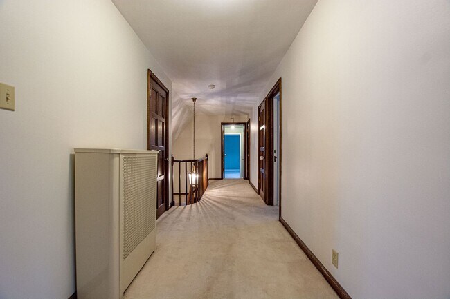 Building Photo - Gorgeous 5 Bedroom / 4.5 Bath Home located right off Happy Hollow Blvd!