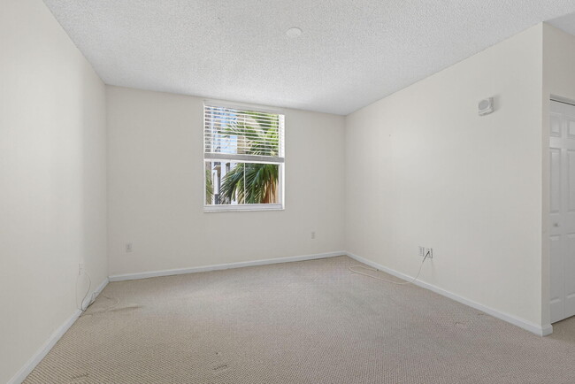 Building Photo - 720 S Sapodilla Ave