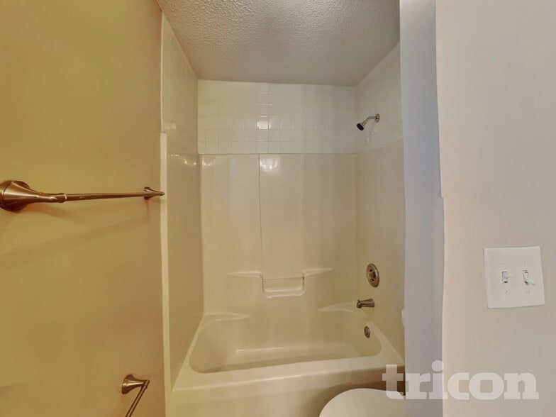 Building Photo - 622 Commander Dr