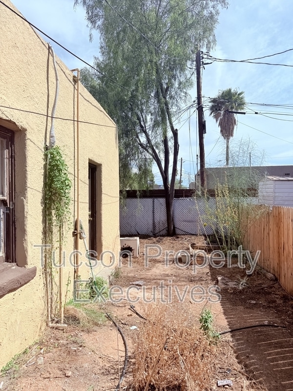 Building Photo - 2632 N Stone Ave