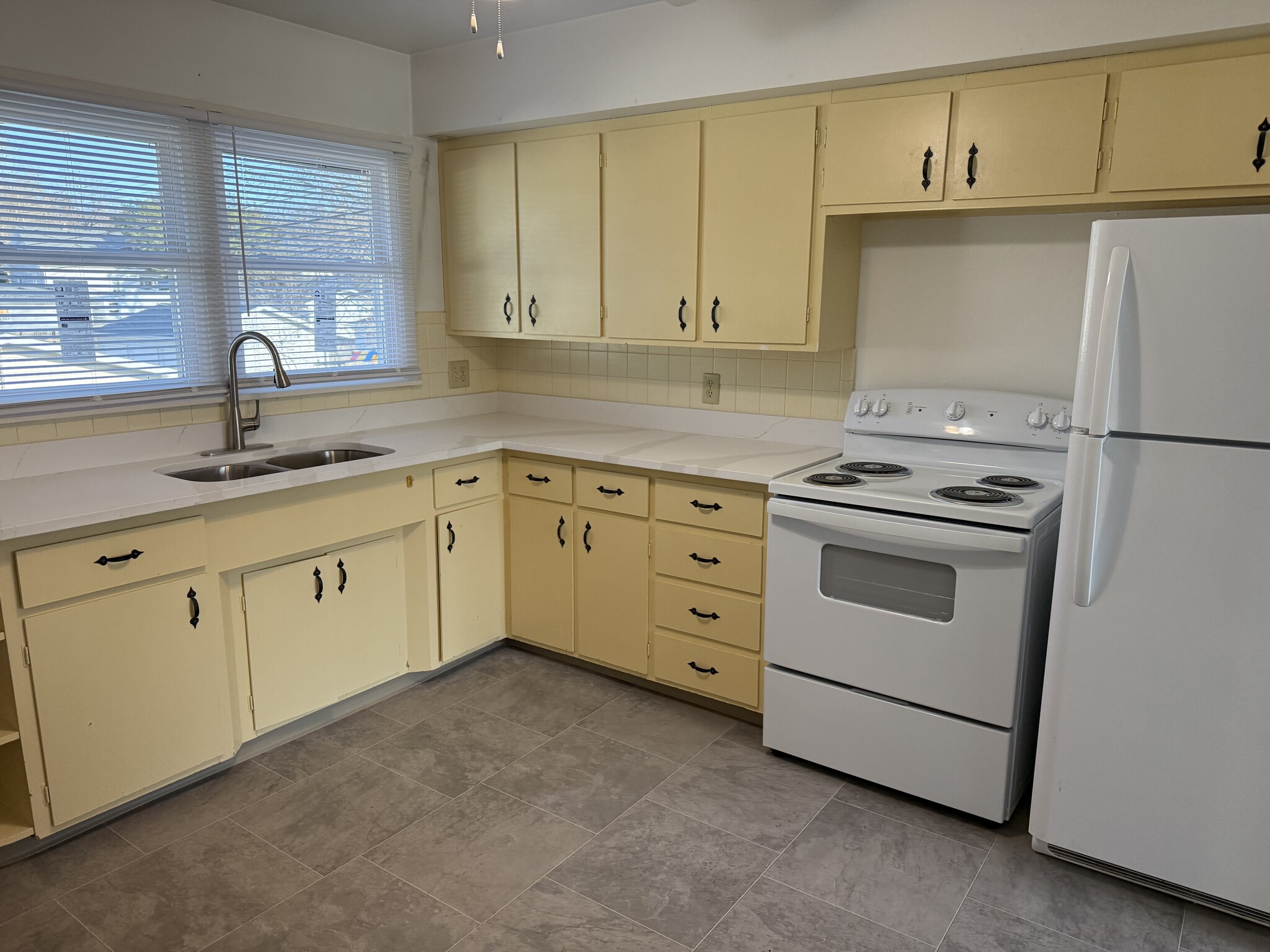 Building Photo - 4210 S 49th St