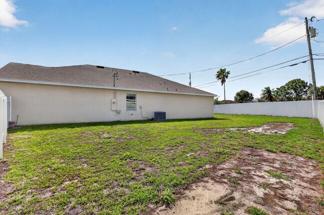 Building Photo - 393 SW Tarra Ave