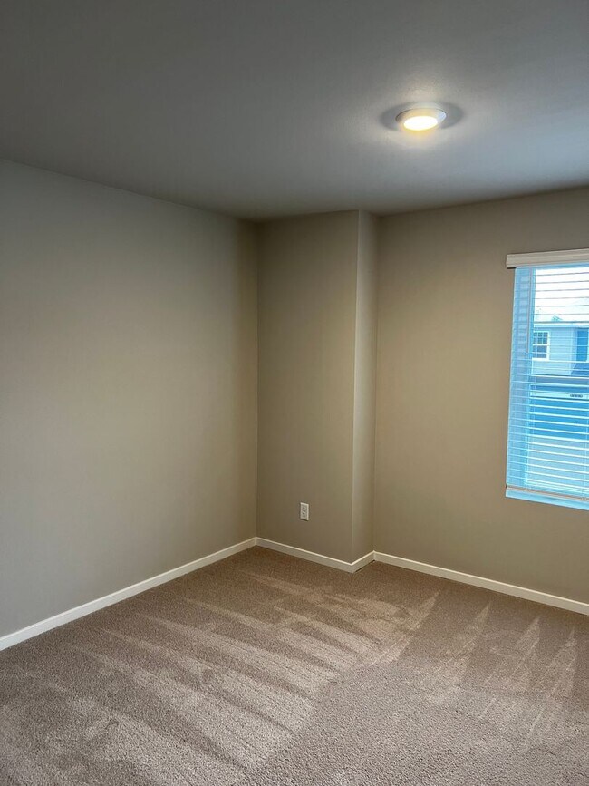 Building Photo - STO Langly Duplex