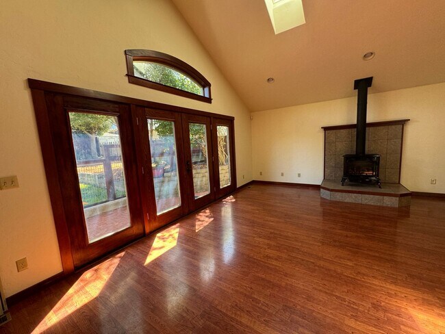 Building Photo - 4br/3bth CRAFTSMAN STYLE HOUSE in Arcata