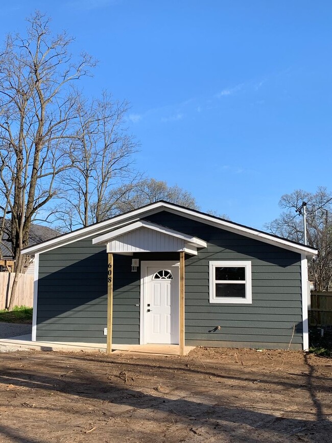 Primary Photo - 2 Bed/1 Bath: Walk to International Studie...