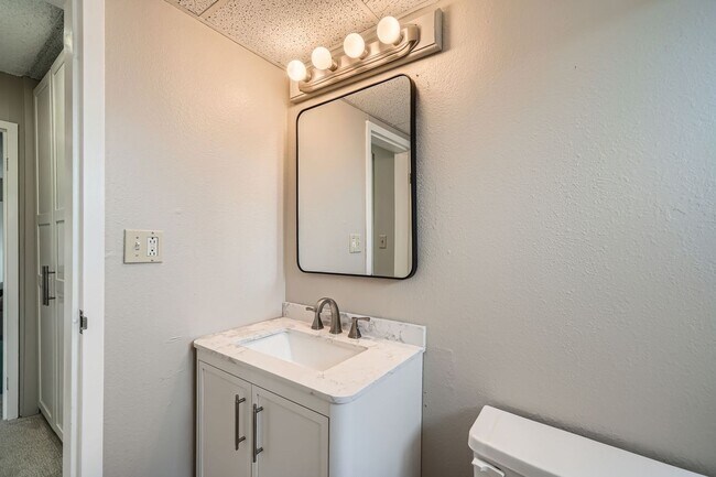 Building Photo - Sunny 6th-Floor Condo at Penn Towers – Rig...