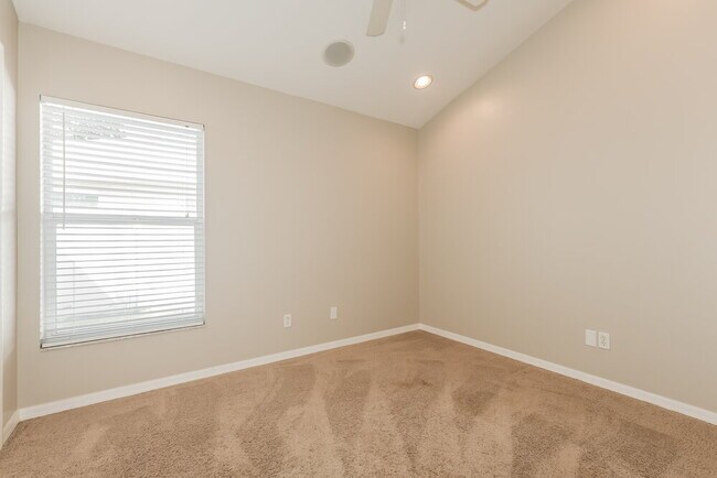 Building Photo - 2010 Berry Lake Dr